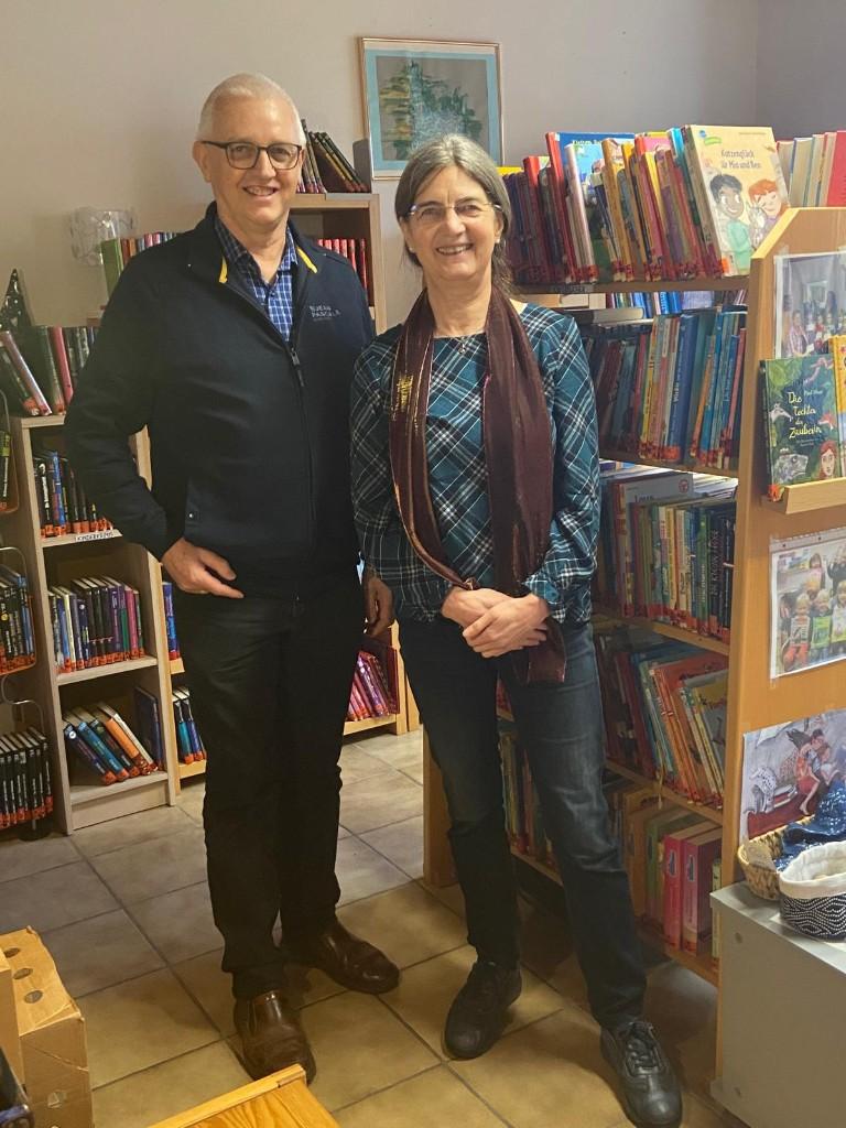 Bürgermeister Franz Hofmann und die Autorin Christine Szekaresch