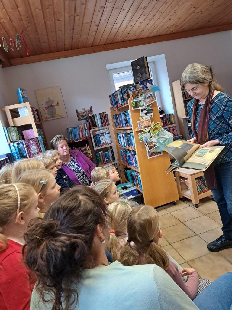 Christine Szekaresch las den Schulanfängern vom Kindergarten vor